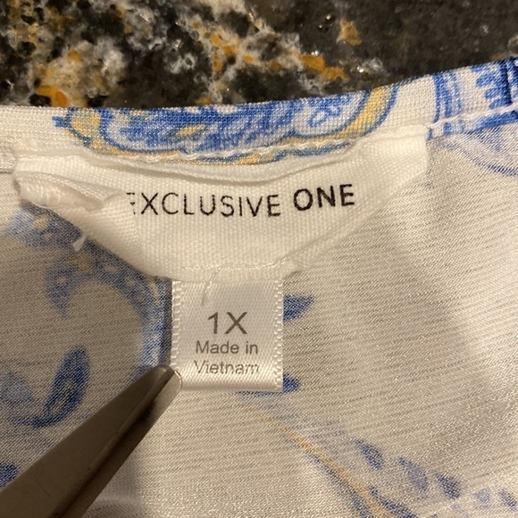 J womens Exclusive One casual blue floral stretch short sleeve plus size top 1X - Picture 3 of 3